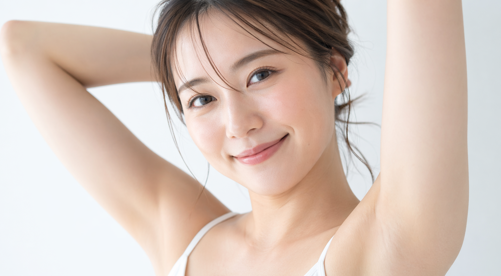 両手を上げて脇を出している女性